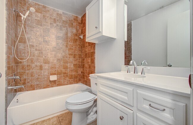 Building Photo - 624 E 39th St
