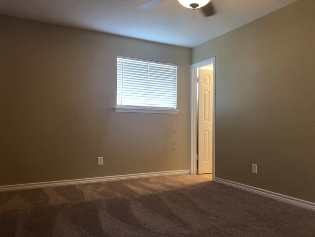 Building Photo - 4 Bedroom / 2 Bath / 2 Car Garage