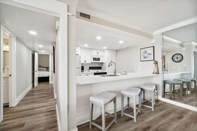 Building Photo - 8815 Thomas Dr