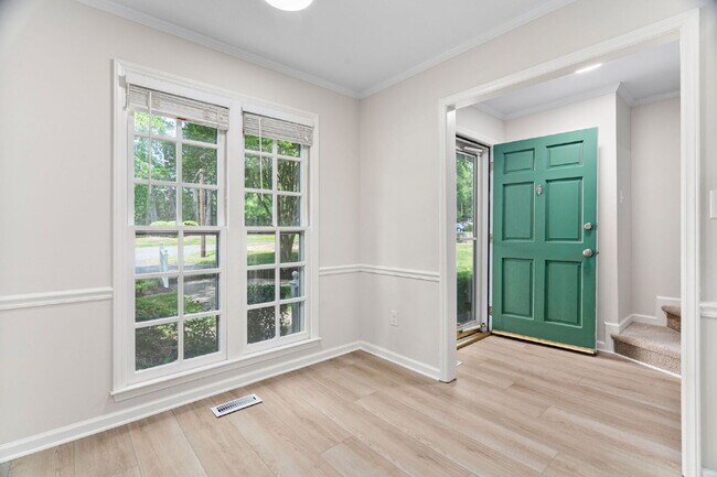 Building Photo - Stylish & Fully Updated 2-Bedroom Townhous...