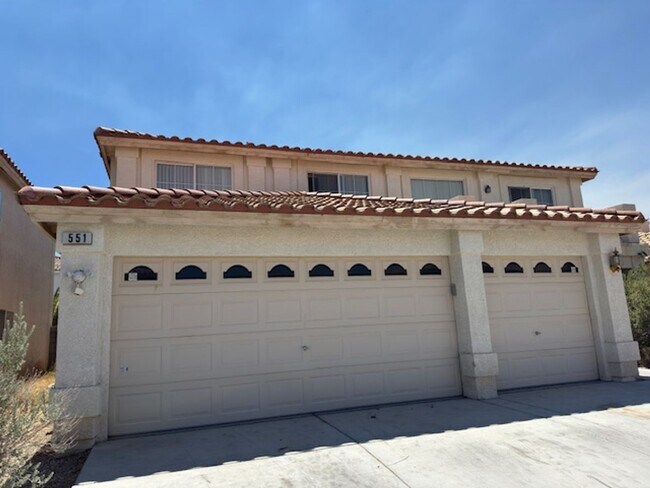 Building Photo - LARGE Spacious 5 Bedroom Single Family Home!!