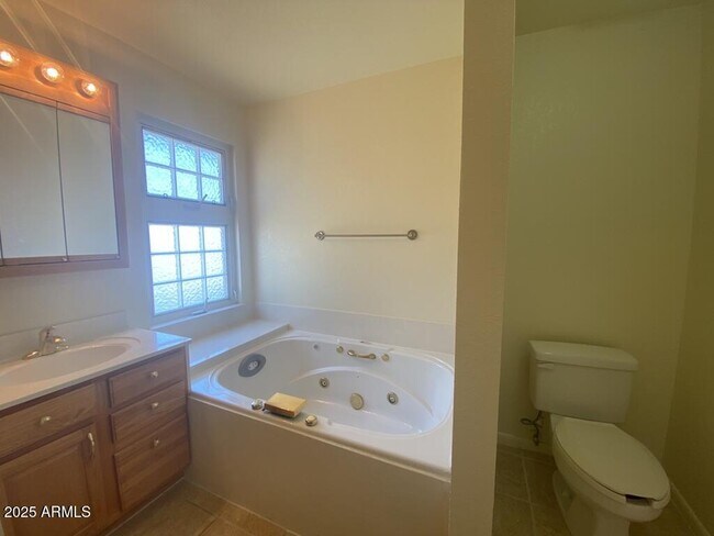Building Photo - 3271 Briarwood Dr