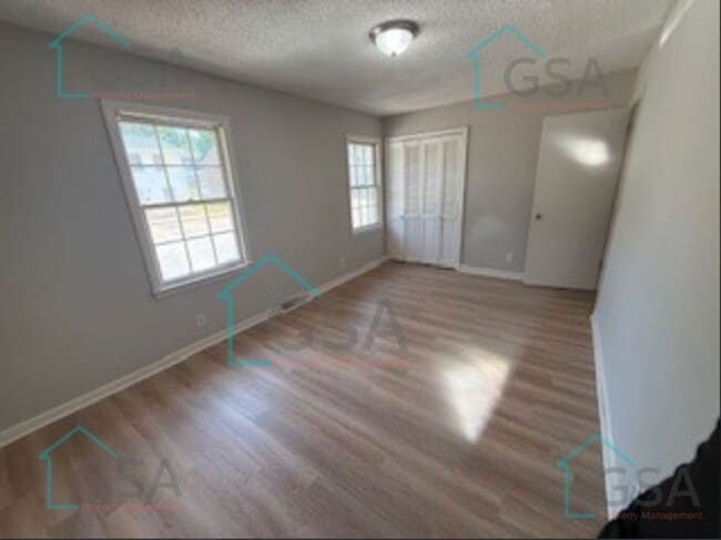 Building Photo - 3 Bedroom 1.5 Bath!