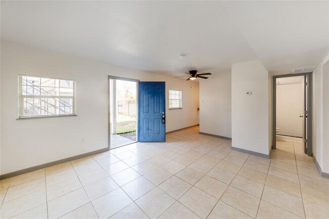 Building Photo - 1800 N Wayside Dr