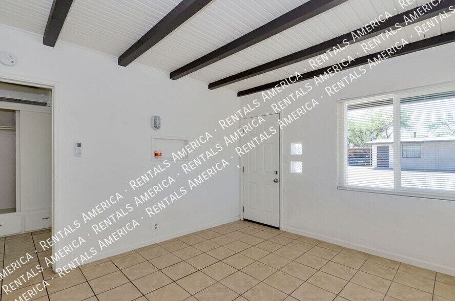 Building Photo - 3048 N Sparkman Blvd