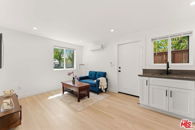 Building Photo - 7103 Hatillo Ave