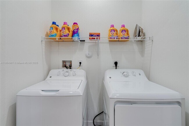 Building Photo - 1150 SW 6th Ave