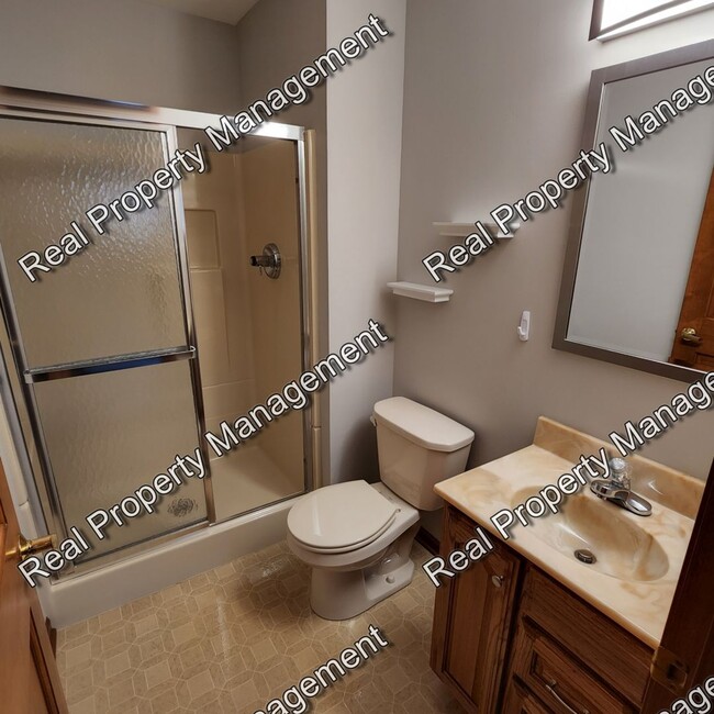 Building Photo - Well Maintained Schererville Tri-Level