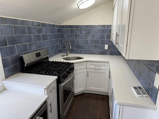 Primary Photo - 523 Seventh Ave