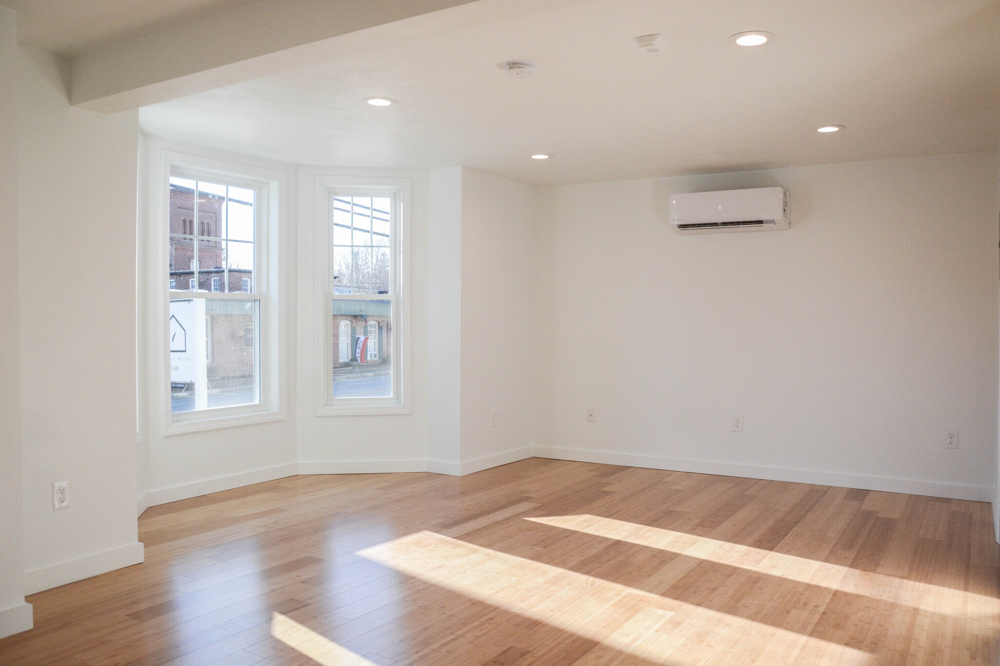 Building Photo - 548 Main St