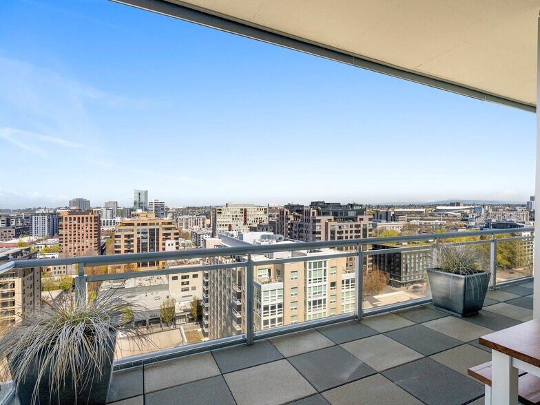 Building Photo - 1025 NW Couch St