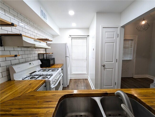 Building Photo - 906 Wedgewood Way