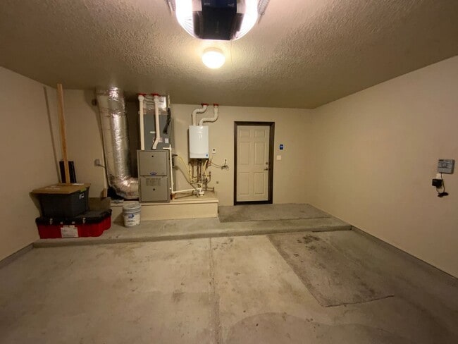 Building Photo - 3 Bedroom Custom Single Story Home Availab...