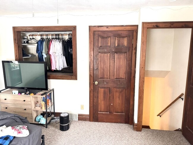 Building Photo - 6BR/2.5BA Prime Location Next to Camp Randall
