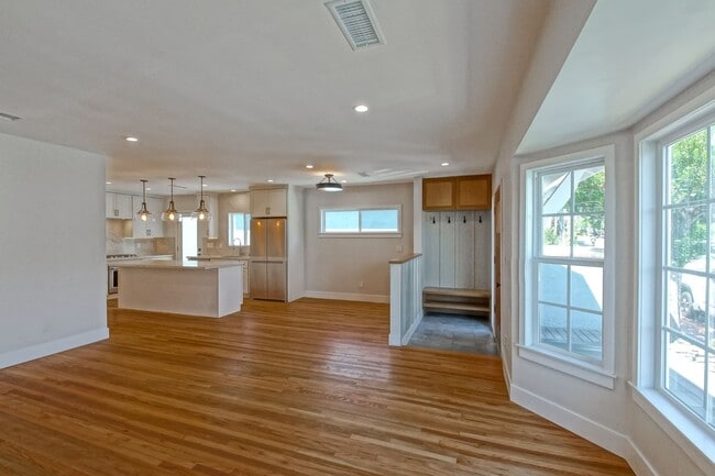 Building Photo - Completely Remodeled, Bright & Airy 3BR2BA...