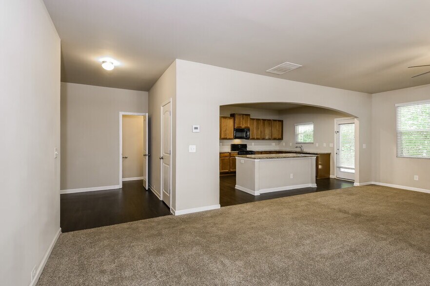 Building Photo - 618 Royal Crest Ct