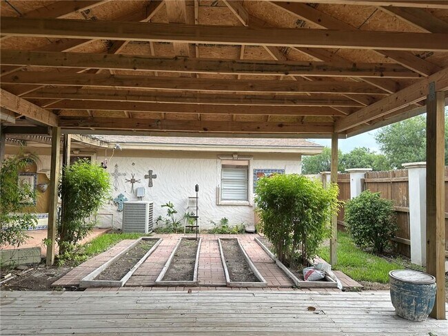 Building Photo - 1518 Redbud Ave