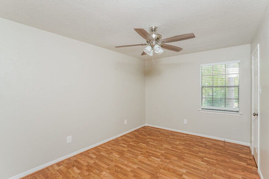 Building Photo - 8431 Pines Pl Dr