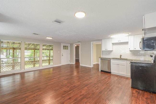 Building Photo - 507 Sioux River Rd