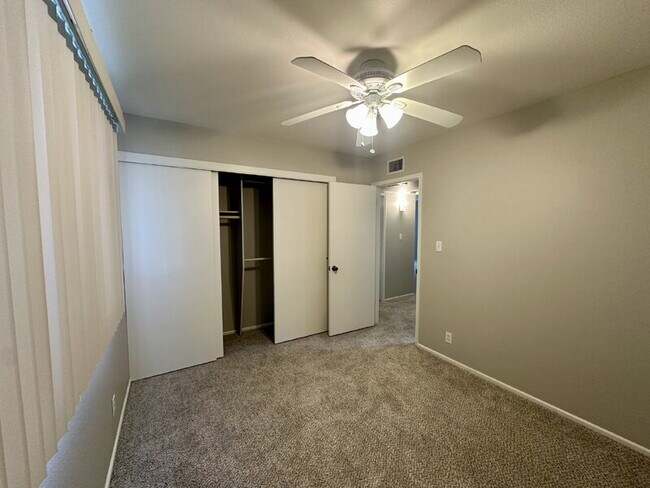 Building Photo - 6514 S Lakeshore Dr