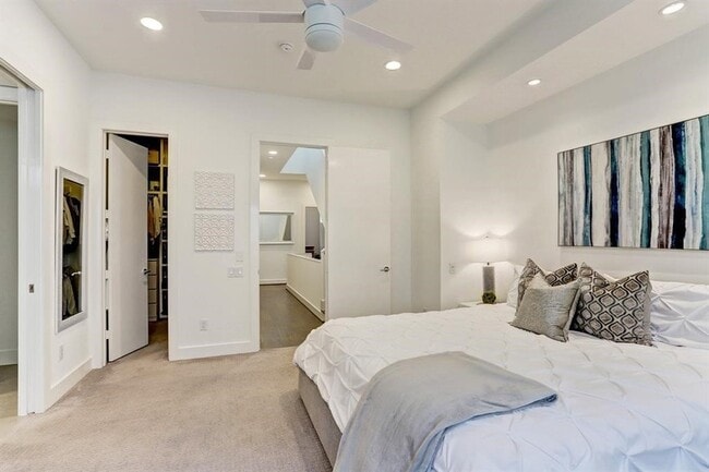 Building Photo - 5905 E Post Oak Ln