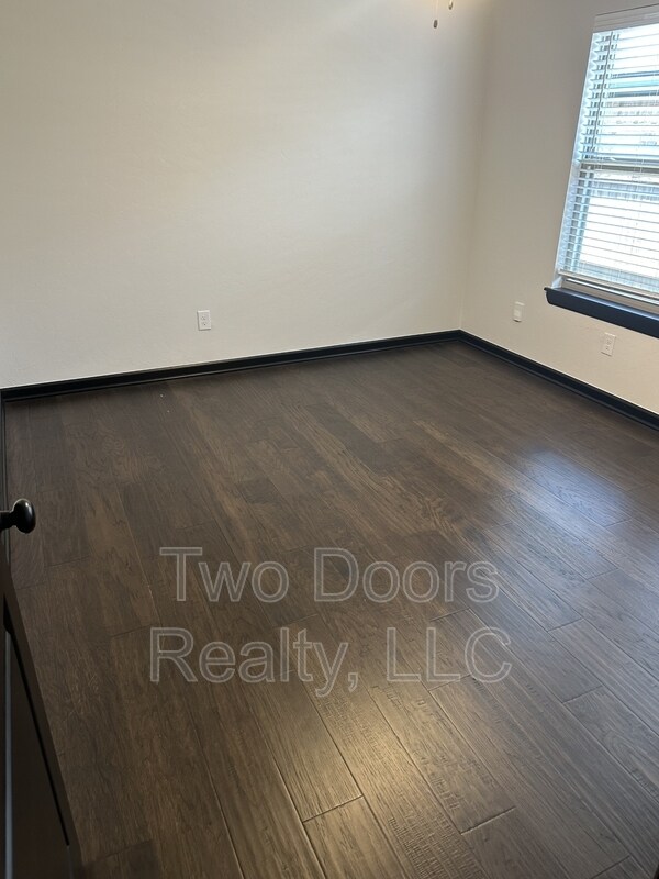 Building Photo - 2229 Roca Dr