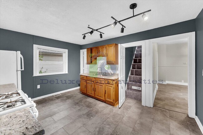 Building Photo - 636 Livingston Ave NE