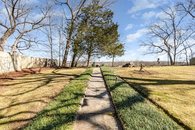 Building Photo - East Nashville River View Living!