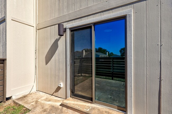 Building Photo - Home Like Living at Apartment Prices