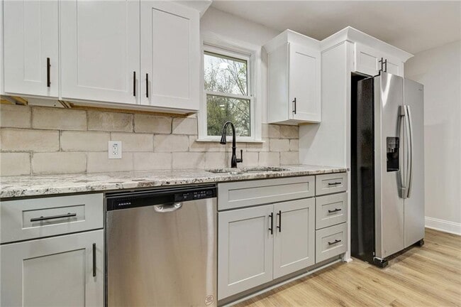 Building Photo - 1006 Maple Ave SW