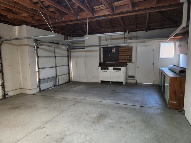 Building Photo - Spacious 4 Bed/2 Bath /1,970 square foot h...