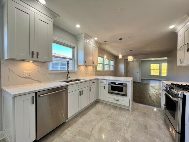 Building Photo - 3335 W Pratt Ave