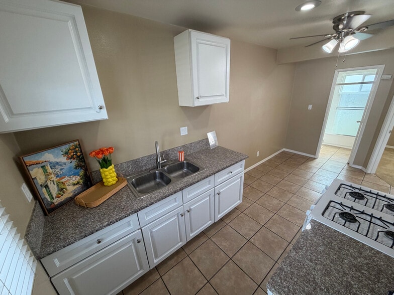 Building Photo - 9320 Elm Vista Dr