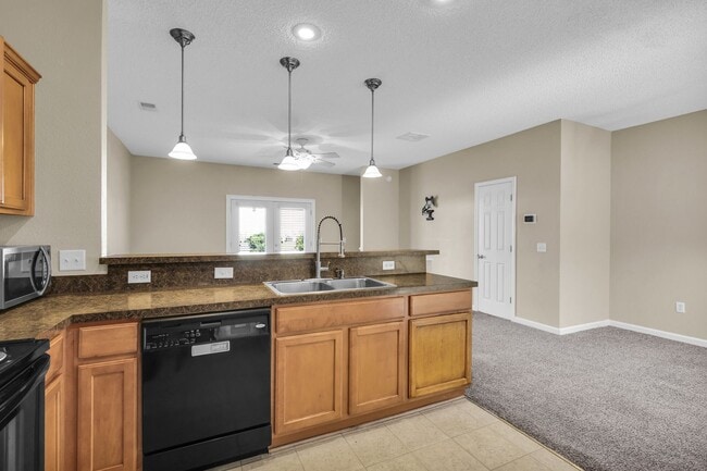 Building Photo - Charming 3-Bed Townhome in Prime Richmond Hill Location!