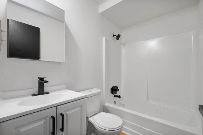 Building Photo - RENOVATED & READY FOR MOVE IN! 2-BEDROOM I...
