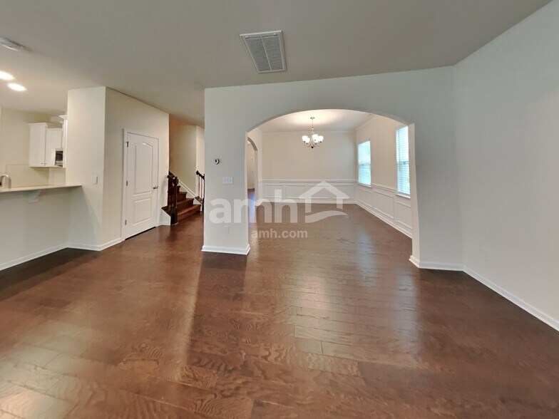 Building Photo - 128 Eden Ave