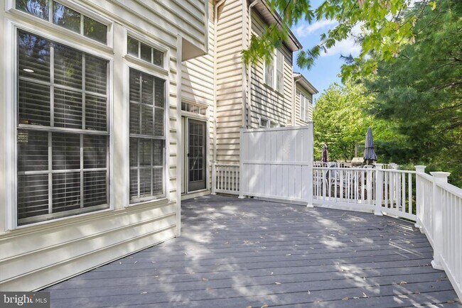 Building Photo - 10635 Hillingdon Rd