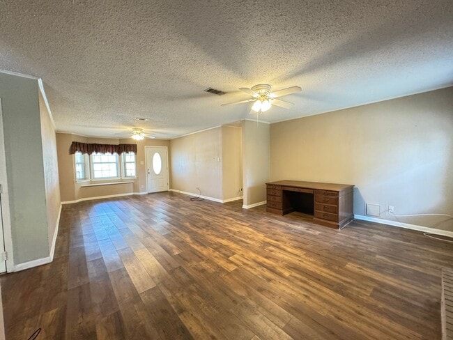 Building Photo - Beautiful 3 Bed 2 Bath Home
