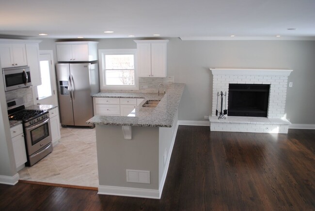 Building Photo - 39 Elmwood Dr