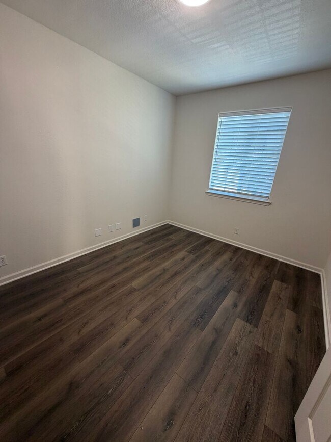 Building Photo - 702 Chandon Dr