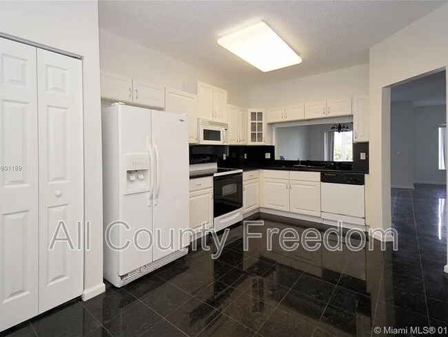 Building Photo - 8331 Vía Serena