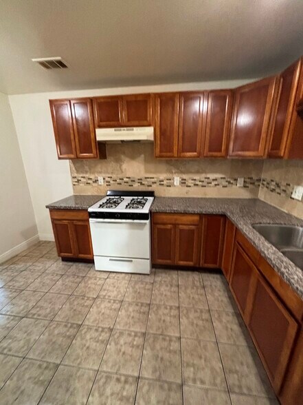 Building Photo - 159 W 89th St