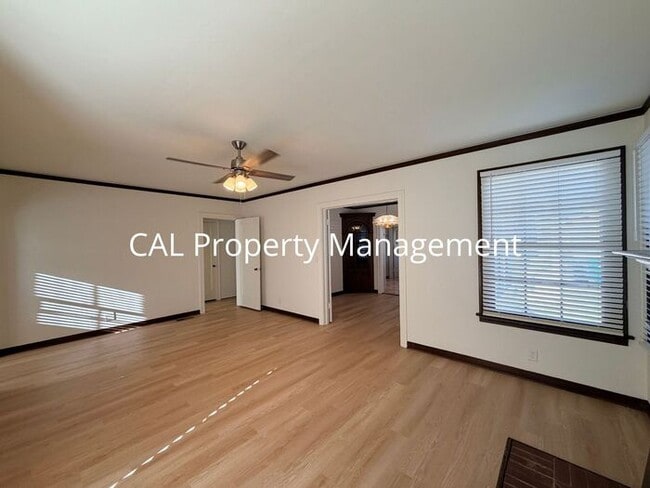 Building Photo - 3 Bed/2 Bath Single Level Home!