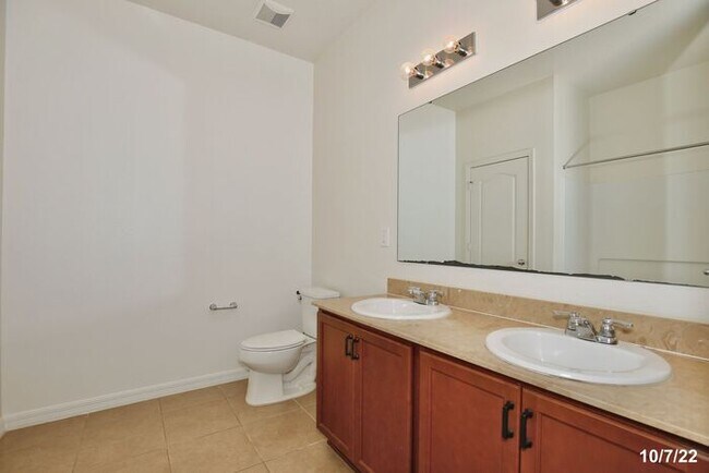 Building Photo - Beautiful 3/ 2 Home with a 2 Car Garage an...