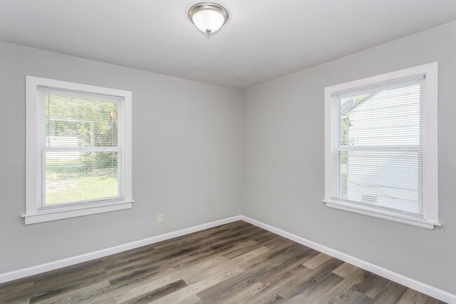 Building Photo - Super Affordable One Bedroom Duplex!