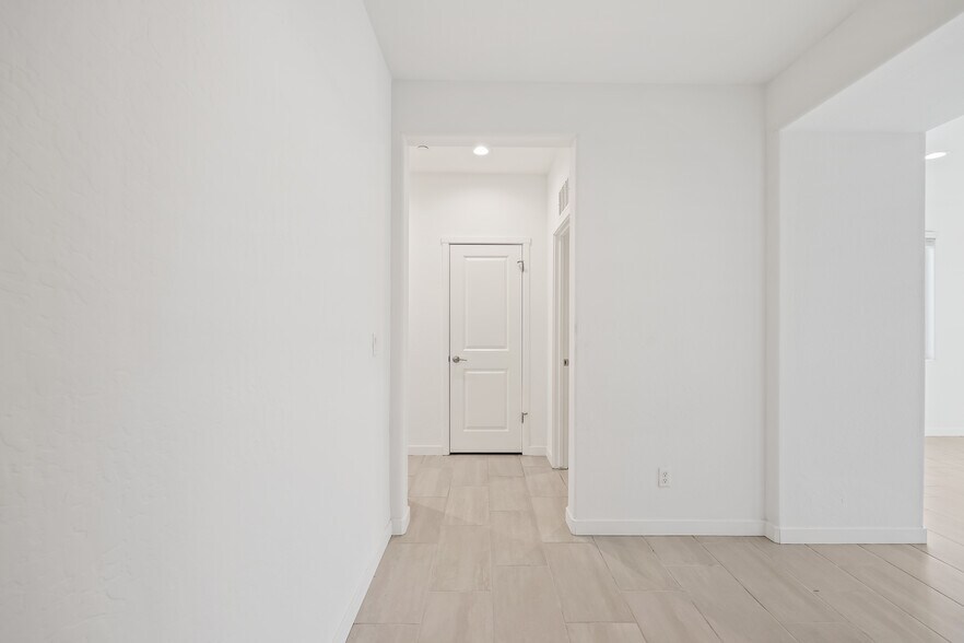 Building Photo - 821 Amanecer Ave