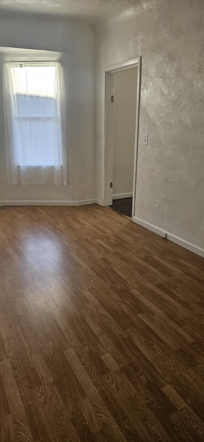 Building Photo - 609 E Main St