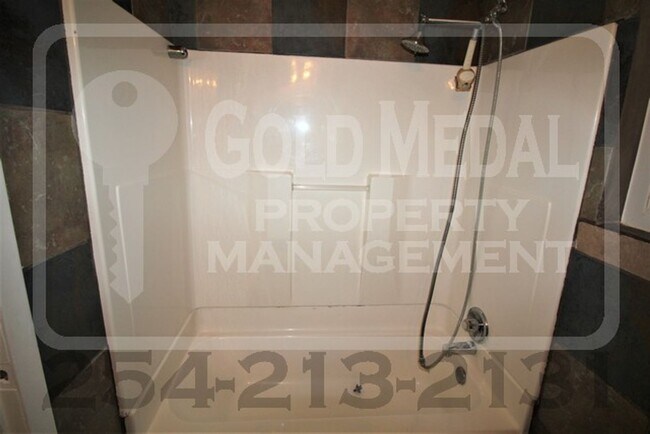 Building Photo - Your New Home Awaits At 1208 E Ave. H!