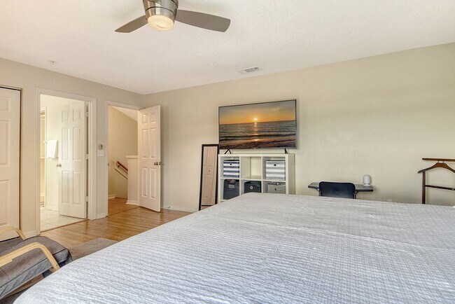 Building Photo - Spacious 3 bedroom, 2 bath condo with a lake view in Palmer Ranch