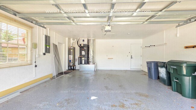 Building Photo - IMPRESSIVE 3 BEDROOM/2 BATH SARASOTA HOME! SUPER LOCATION! PET FRIENDLY!